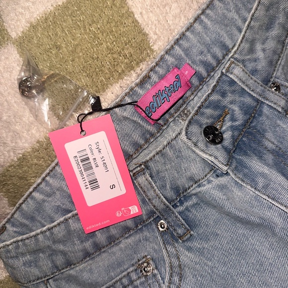 BRAND NEW Edikted Raelynn Washed Low Rise Jeans - Picture 2 of 4